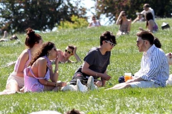 Kenenin ounlukla duta ele "ben" gibi geldiinde fark edildiini belirten Prof. Dr. Kocagz, "Kii vcudunda bir knt hissediyor. Nedir diye baknca fark ediyor. Yapt iin trnayla kaynca karamyor" diyor.