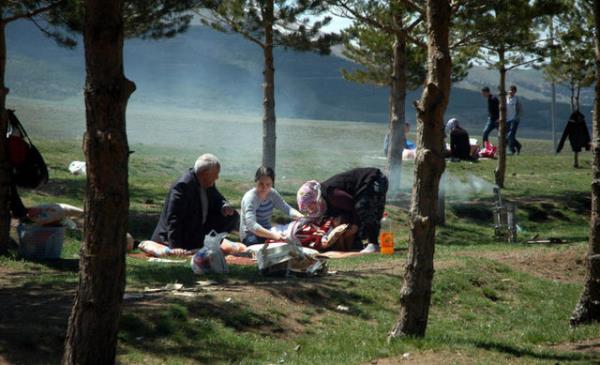 Enfeksiyon Hastalklar Uzman Prof. Dr. Aye Sesin Kocagz, "Keneler en ok boyundan, kollardan ve bacaklardan giriyor. Daha ok kyafetlerimize yapp yerletii iin vcudumuzun gizli kvrmlarna girdii hissedilmeyebiliyor bu nedenle" diyor.