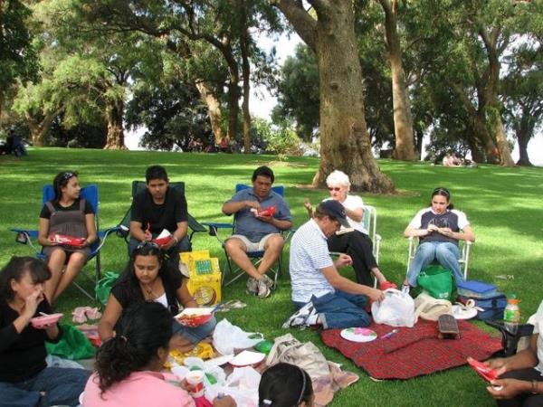 Vcutta bir knt hissedildiinde bytele baklabileceini, dermatoloji uzmanna veya acil hekimine bavurulabileceini belirterek ne kadar uzun kalrsa o kadar ok enfeksiyon bulatn belirtiyor.