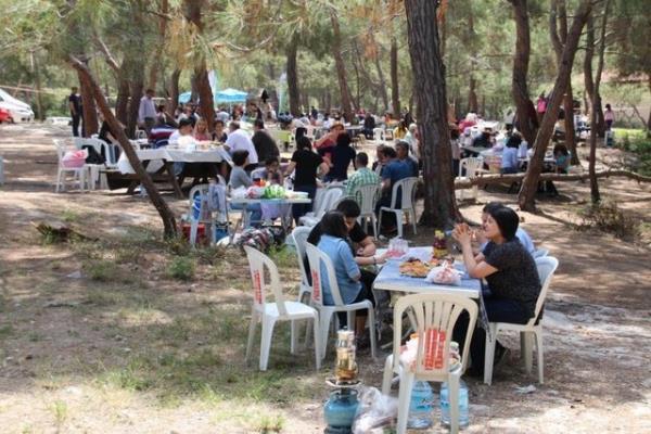 Zira doayla birlikte keneler de gezinmeye balad ve zellikle bol yaprakl yerlerde yaamay seven keneler, 1 milimetreden daha kk srklaryla sessizce vcuda girip kan emerken mikroplarn bulatrmaya balyor