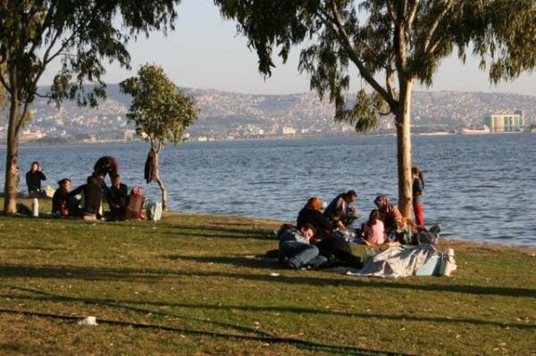 Prof. Dr. Kocagz "Karlarn erimesinden aalarn yapraklanmaya balamas ve yapraklarn dklmesine kadar olan geni zaman dilimi maalesef keneler nedeniyle riskli. Keneler de ortaya kmaya, uyanmaya balyorlar" diyor.