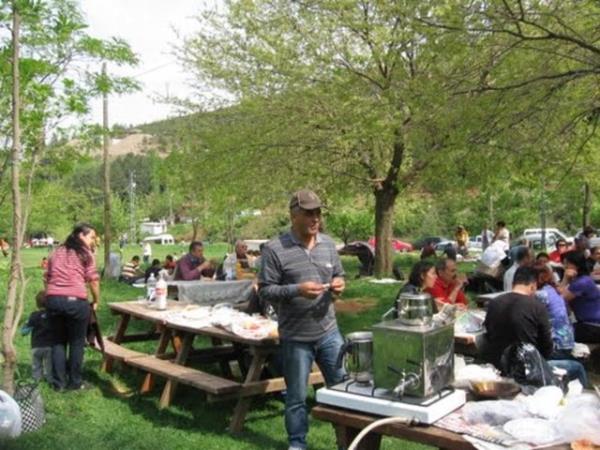 <p><b>allklara dikkat! </b></p>  Keneler genellikle allklarda ve ok yaprakl yerlerde gezinir. Bu alanlarda kapal giyinmeli. Hatta pantolonun paasn orabn iine sokmal! Kollar kapal olmal. Kene kovucu kremler veya kyafete sklan sprey kullanlmal.