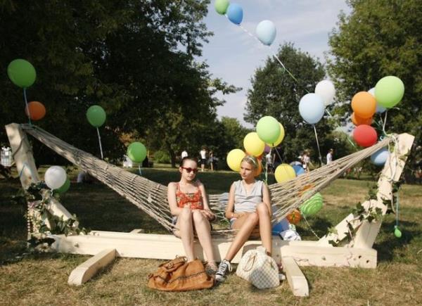Ancak tedbiri elden brakmamak, zellikle kenelerin yaamay sevdii allk alanlardan, bol yaprakl yerlerden kanmak gerekiyor. Kii, alaca tedbirlerle kenelerden korunabilir.