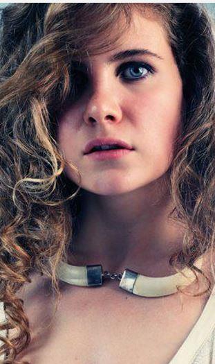 ?Oyunculua baladm yllar artk neredeyse hatrlamyorum bile... lk dizim annemleydi (Aliye Uzunataan), onunla ayn sette olmak houma gidiyordu. Ben neredeyse ?ocuklar Duymasn? bittikten sonra farkna vardm bu ii ciddi olarak yapmak istediimin. Oyunculuk eitimi iin Amerika?ya gittim, 2.5 yl New York?ta Stella Adler Studio of Acting?de okudum. u an kafam, oyunculukla ilgili daha baka bir yerde.?