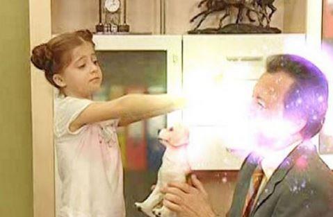 Babas denizcilikten, annesi ise muhasebecilikten emekli olan Zeynep, imdiki haliyle grenleri artyor.