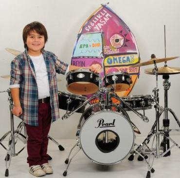 Yarmada yapt bateri ovuyla herkesin byk beenisini kazanan ve yarmada finale kadar kan 5 yandaki Baha Bayrl, reklam yldz oldu.