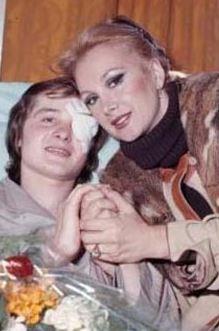 1974'te geirdii kaza ile tek gzn kaybeden ve byk bir yalnzlk yaayan Dnmez, en son 'kinci Bahar' dizisinde rol ald.