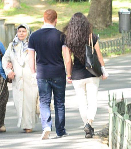 Gzel havay deerlendirip sevgilisiyle birlikte doa yryne kan Kzlay, burada gazetecilerle karlanca aknln gizleyemedi.