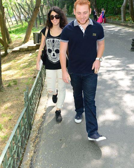 Sevgilisiyle el ele objektiflere yansyan Kzlay, kendisini grntleyen kiilerin gazeteci olduundan habersiz 'Beni niye ekiyorsunuz?' diyerek tepki gsterdi.