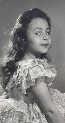 mercik'in deimez rol arkada ve kuzeni. Babas senarist Hamdi Deirmenciolu sayesinde henz 2 yandayken Papatya adl filmle sinemaya adm att ve 20 yana gelinceye kadar da ok sayda filmde rol ald.