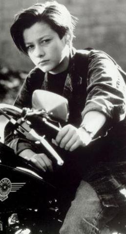 Edward Furlong henz 14 yandayken Terminatr 2'de Gen Connor rolyle nlendi.