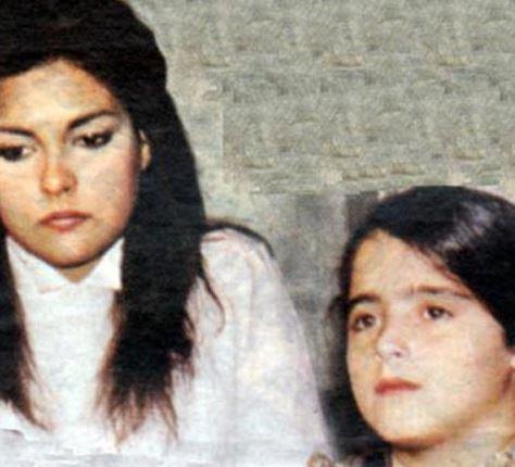 Mine ayrolu 90'larn ocuk yldzlarndan biri. mer Kavur'un Amansz Yol filmiyle sinemaya adm att. Osman Seden'in ynettii alkuu dizisinde Aydan ener ve Kenan Kalav ile birlikte kamera karsna geti.