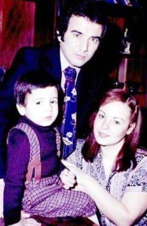 Dnemin nl futbolcularnda Serkan Acar ile evlenince sinemaya da veda etti. O pek ok ocuk yldzdan daha anslyd. yi bir evlilik yapt sonra da bir emlak brosu at. 'Yldz' olduu gnler ise artk ok gerilerde kald.