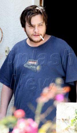 Herkes onun bu parlak k yine ayn ekilde srdreceini dnrken o uyuturucu tutkusu yznden neredeyse her eyini kaybedecek hale geldi. Neyse ki bu alkanlndan ksa srede kurtuldu.