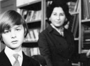 'Ayecik' filmlerinin yldz Zeynep Deirmenciolu ile akraba olan mer Dnmez, 'mercik' ismiyle pek ok filmde oynad.