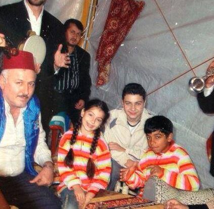 Barollerinde Mjdat Gezen, ala ikel, Zeki Alasya ve Alian'n yer ald Cennet Mahallesi'nin iki kk ocuu vard; Ali ve Aye.