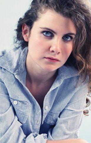 Dot ekibi 'Festen'i oynuyordu, ben de izlemeye gittim. Murat Daltaban'a, 'Ben bir ekilde gelmek istiyorum, ne i olursa yaparm' dedim. O da, 'Gel' dedi. Ondan sonra Dot'a gidip gelmeye baladm ve ksa bir sre sonra 'Sar Ay' adl oyunda oynadm. Her haftam oyunla dolu geiyor. Fiziksel olarak zorlayc ve belli bir disiplinde yaaman gereken bir oyun. Zaten tiyatroda haftada iki gn ekipe katldmz beden derslerimiz oluyor.