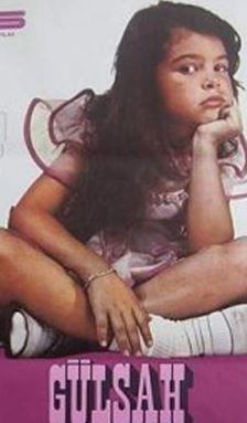 Film yapmcs Selim Soydan ile nl oyuncu Hlya Koyiit'in kz Glah Alkolar gzn sinemada aanlardan... Yatlar oyun parklarnda oynarken o sinemada 'Gllah' adyla baroller kapyordu. 'bo ile Gllah' onun en mehur filmiydi.