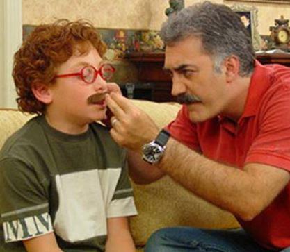 'ocuklar Duymasn' dizisindeki 'Havu' karakteriyle tannan Furkan Kzlay, sevgilisiyle birlikte Beikta'taki Yldz Park'nda objektiflere takld.