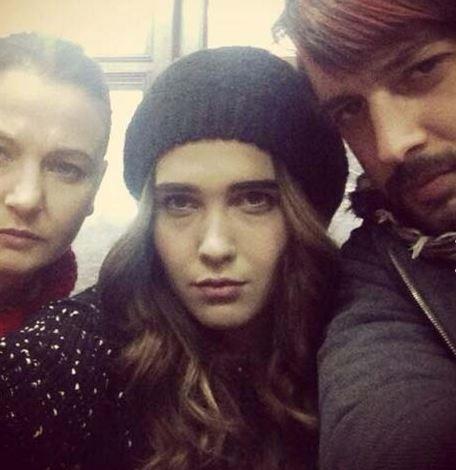 'Sevdaluk' dizisindeki rolnzden bahseder misiniz? 'Sevdaluk'ta Gonca adnda neeli, bcr bcr bir kz canlandryorum. Aslnda hukuk fakltesini kazanm fakat ailevi nedenlerden dolay gidememi ve bu krkl iinden hi atamam bir kz. Askerde ok k olduu bir szls var, drt gzle onu bekliyor. Dizi ilk blmyle byk beeni toplad. Srr nedir bu baarnn? Ben en byk baarsnn samimiyet olduuna inanyorum. Hem kamera arkas hem kamera n zenle kurulmu bir ekip. zerine ok allm bir proje, iinde ok profesyonel insanlarla btnleince sonu tadna doyulmaz oldu.