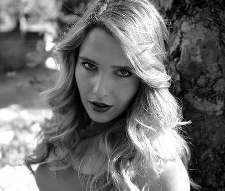 ok byk bir oyuncu kadrosu var dizide. Bu diziden teklif gelince neler hissettiniz? Gerekten byle bir kadroyla ayn projede olduum iin kendimi ok ansl hissediyorum. Senaryoyu ve Gonca?nn karakter analizini okuyunca annda vuruldum.stne bu kadar usta ismi bir arada duyunca, ?Bu ite olmalym? dedim, ok istedim ve imdi buradaym. Setten arta kalan zamanlarda vaktinizi nasl geiriyorsunuz? Ben bol bol geziyorum. Etraf kefediyorum, hava artlar uygunsa toplu olarak yaylalara ktmz da oluyor. Bir de son favorim rg. Elimde iler, ynler atk ve bereler ryorum bo vakitlerimde. ive konusunu nasl hallettiniz? Benim canlandrdm karakter dier birka karakterle birlikte ive kullanmyor ama Rize?ye geldiimizde ive kullanan arkadalarmzn almalarna biz de katldk. Dizide kullanmasak da ive konusunda epeyce ilerledik.