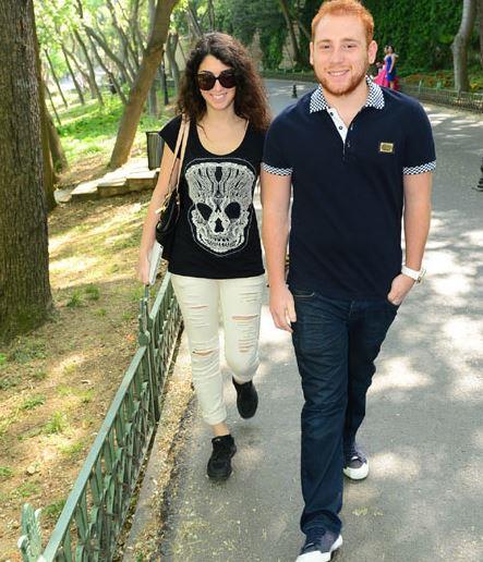 Basn mensuplarnn 'Biz gazeteciyiz' aklamasyla aknl ikiye katlanan Kzlay, 'Burada ne iiniz var. Biz daha nce ekildik zaten' diye konutuktan sonra yryne devam etti.