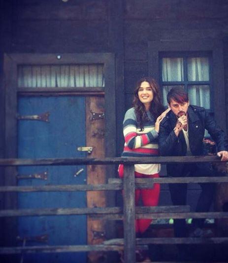 Dizi iin srekli Rize?desiniz. Arkadalarnzdan ve ailenizden ayr kalmak zor olmuyor mu? Yllardr tiyatroda turne yaptm iin mesafelere alk olsam da ilk kez bu kadar ayrldk. Ama hem ailemle hem arkadalarmla her an irtibat halindeyim ve ara ara yanlarna gidiyorum. Ayrca Rize?de o kadar gzel bir evrem oldu ki deil zorlanmak aksine her ey ok keyifli. Yanz ok gen. Meslekte idealleriniz nelerdir? Evet, 22 yandaym. imi gerekten ok seviyorum ve sevdiim meslei yapabildiim iin krediyorum. Kendimde hep yeni bir eyler kefedeceim ve iinde bulunmaktan keyif alacam projelerle dolu geecek bir meslek hayat planlyorum.