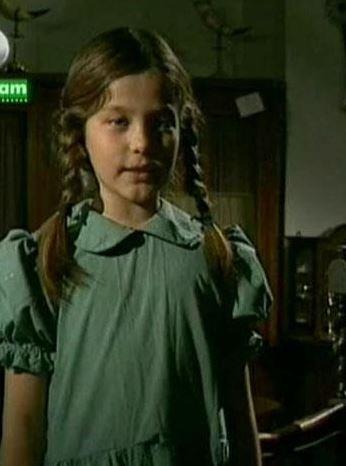 Yllar nce yaynlanan ?vey Baba? dizisinin kk oyuncusu Lamia, yani Burin Abdullah, imdi 25 yanda ve ok gzel bir gen kz..