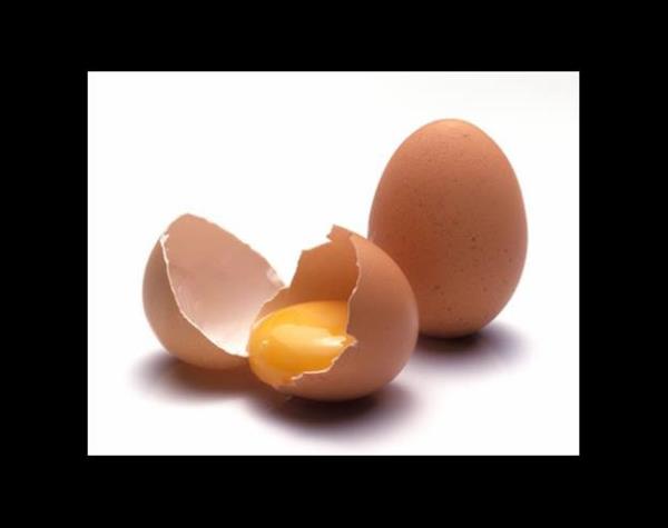 <p><b>1-6 ya beslenmesi:</b></p>  D vitamini; Kemiklerdeki kalsiyumun etkinlii iin D vitamini gerekiyor. Somon, orkinos, uskumru ve sardalya gibi yal balklar, D vitaminin iyi kaynaklar arasnda. 85 gram pimi somonla, neredeyse gnlk ihtiyacn iki kat D vitamini salanabilir. Yumurta sars ve yourt da D vitamininin nemli kaynaklarndan. D vitamininin en nemli kayna gnetir. Gnde 15- 30 dakika gnelenmek yeterli miktarda D vitamini almamz salayacaktr.