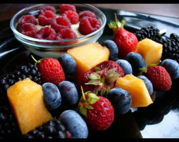 <p><b>18-30 ya beslenmesi:</b></p>  Antioksidan besinler; Bu beslenme tarz sadece gen ve salkl grnm kazandrmakla kalmaz, bakl glendirir, enerji seviyesini ykseltir. Karpuz, domates, greyfurt, kays, mango, havu, siyah dut, vine, kiraz ve zm tketin.