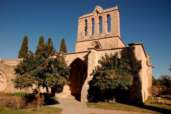 Smestr tatilinde gne, deniz, doa ile bulumak ve sakin bir yere kamak m istiyorsunuz? Akdeniz'in tm ayrntlarn ihtiva eden muhteem kumsallaryla Kbrs, herkesin gerekletirebilecei bir d.