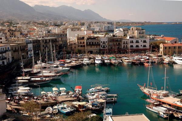 Smestr tatilinde gne, deniz, doa ile bulumak ve sakin bir yere kamak m istiyorsunuz? Akdeniz'in tm ayrntlarn ihtiva eden muhteem kumsallaryla Kbrs, herkesin gerekletirebilecei bir d.