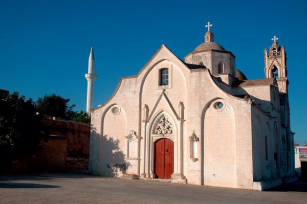 Smestr tatilinde gne, deniz, doa ile bulumak ve sakin bir yere kamak m istiyorsunuz? Akdeniz'in tm ayrntlarn ihtiva eden muhteem kumsallaryla Kbrs, herkesin gerekletirebilecei bir d.