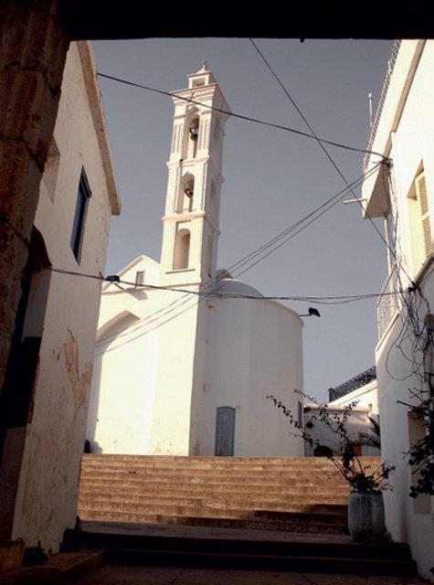 Smestr tatilinde gne, deniz, doa ile bulumak ve sakin bir yere kamak m istiyorsunuz? Akdeniz'in tm ayrntlarn ihtiva eden muhteem kumsallaryla Kbrs, herkesin gerekletirebilecei bir d.
