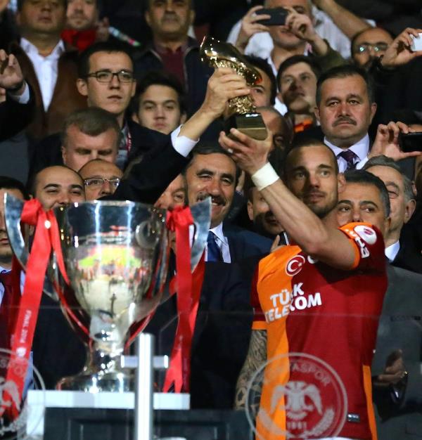 Eskiehirsporlu futbolcularn madalyalar ise Bakan Kl ve Milli Eitim Bakan Nabi Avc tarafndan verildi.