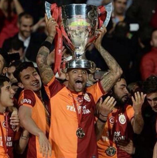 <p><b>''MUTLULUUN ZAFER''</b></p>  Saatler gece yarsn gsterdiinde Melo, Instagram hesabndan da ''Campeo!! Mutlulugun zaferin inancin resmi..tanriya sukurler..'' yazarak u kareyi paylat: