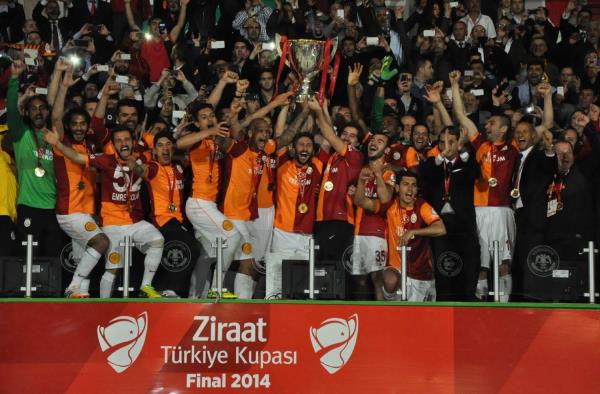 Daha sonra sar-krmzl oyuncular kupa treni iin eref Tribn'ne kt. Takm kaptan Sabri Sarolu, Ziraat Trkiye Kupas'n Genlik ve Spor Bakan Akif aatay Kl'n elinden ald.