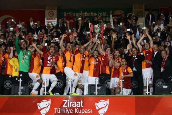 Bir sre burada sevin yaayan futbolcular, Galatasaray mar eliinde sahaya inerek, kupayla hatra fotoraf ektirdi.