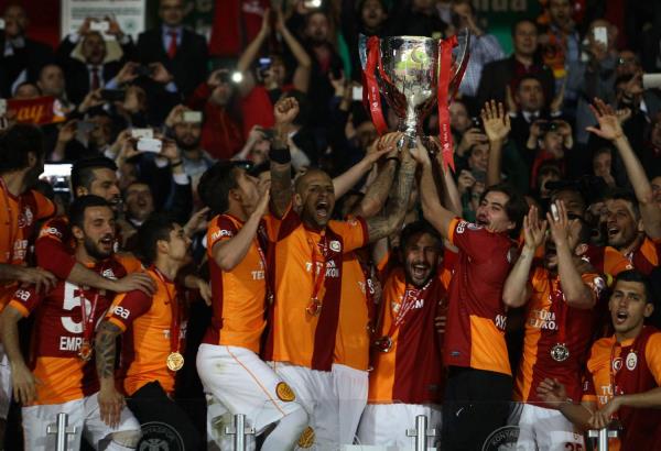 Karlamann biti ddnn ardndan sahann ortasnda toplanan sar-krmzl oyuncular byk sevin yaad. Tribnleri dolaarak galibiyet sevincini taraftarlaryla paylaan futbolcular, birlikte tezahrat yapt.