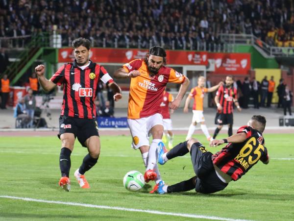 Millet 1 ylda 1 kupay zor alyor, bizim Galatasaray 4 gnde 3 kupa alyor. Hakszlk.