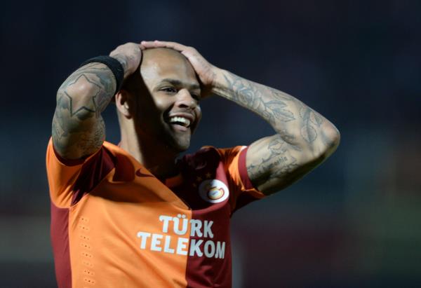 hayr sa bek veysel kadroda yok, sa bek sabri sa akta oynuyor, sa bek eboue yedekte, e peki bu stoper semih niye sa bekte?