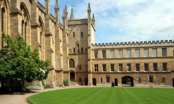 <p><b>5- Oxford niversitesi</b></p>  Tony Blair ve David Cameron da dahil olmak zere 26 babakan kard. Ayrca, Eski ABD Bakan Bill Clinton da Oxford'dan mezun oldu.