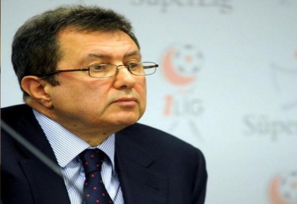 <p><b>Mehmet Emin Karamehmet </b></p>  Robert College sonras ngiltere'de bulunan Dover College'i bitirdi.