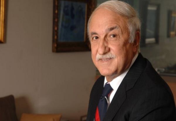 <p><b>Hsn zyein</b></p>  Liseyi Robert Kolej'inde tamamlad. Oregon Eyalet niversitesi naat Blm'n bitirdi.