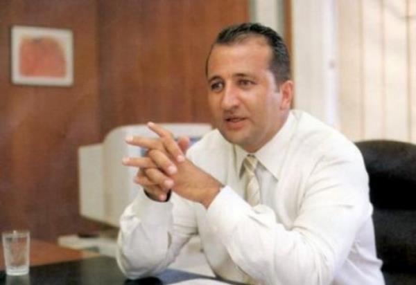 <p><b>Erkut Soyak</b></p>  Soyak Holding Ynetim Kurulu Bakan Erkut Soyak T inaat mhendisliini bitirdi.