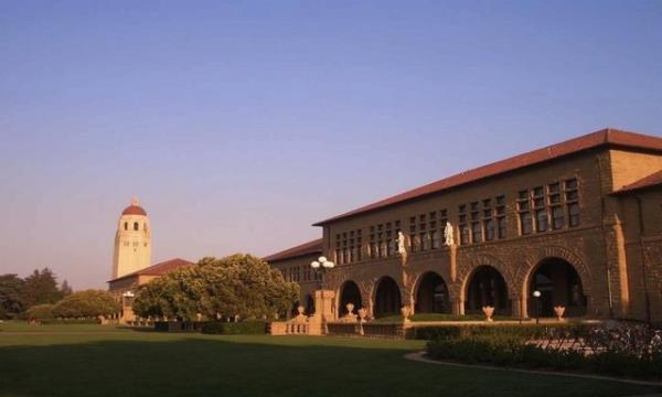 Ayrca, Phil Knight, Hewlett-Packard kurucular William Hewlett ve David Packard, Tiger Woods ve Yahoo e-kurucusu ve eski CEO'su Jerry Yang gibi pek ok milyarder Stanfor'dan mezun olmutur.