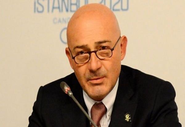 <p><b>Ferit AHENK</b></p>  Dou Grubu Ynetim Kurulu Bakan Ferit ahenk Boston College Pazarlama ve nsan Kaynaklar blm mezunu.