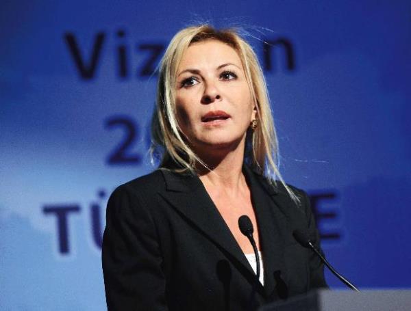 <p><b>mit Nazl Boyner (Boyner Holding Ynetim Kurulu yesi)</b></p>  268 bin 678 takipi