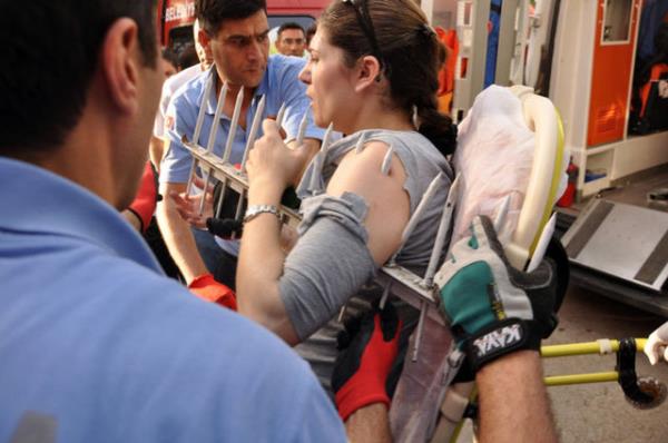 Adana'da bir okulun bahesinden kzna dut toplarken dengesini kaybederek den kadnn koluna korkuluk demiri sapland.