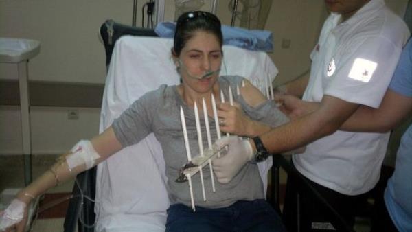 Ceyda Oruk, koluna saplanan demir ile birlikte ambulansa bindirildi. ukurova niversitesi Tp Fakltesi Balcal Hastanesi'ne gtrlen Ceyda Oruk, burada ameliyata alnd.